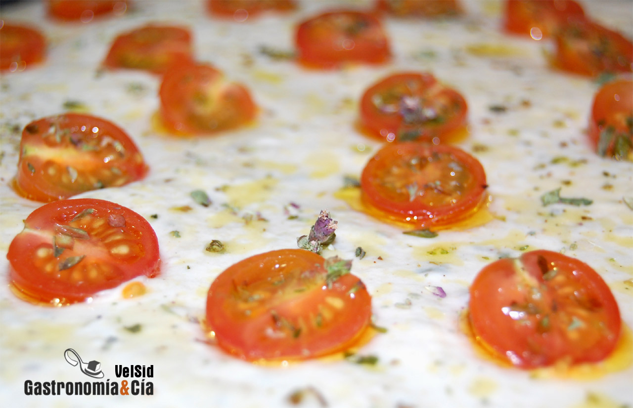 Focaccia de tomatitos, orégano y ajo