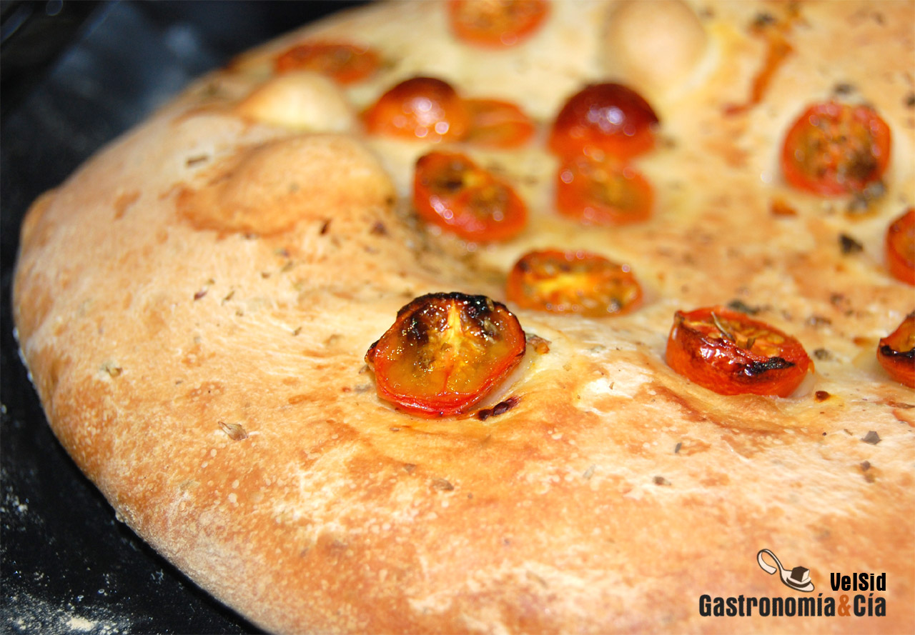 Focaccia de tomatitos, orégano y ajo