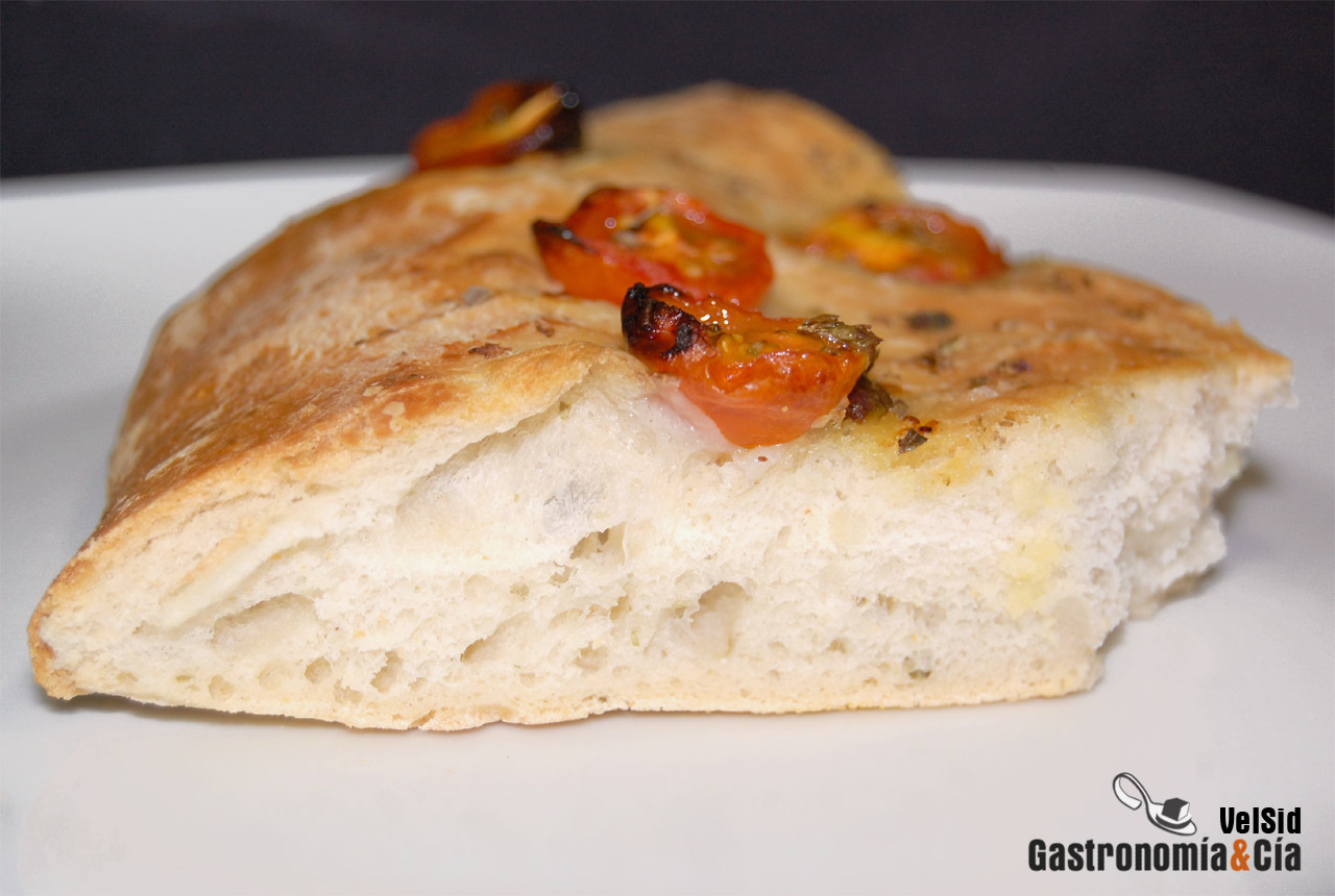 Focaccia de tomatitos, orégano y ajo