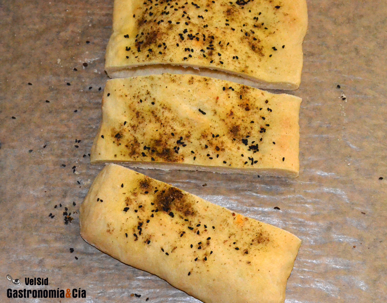 Focaccia con neguilla, orégano e hinojo