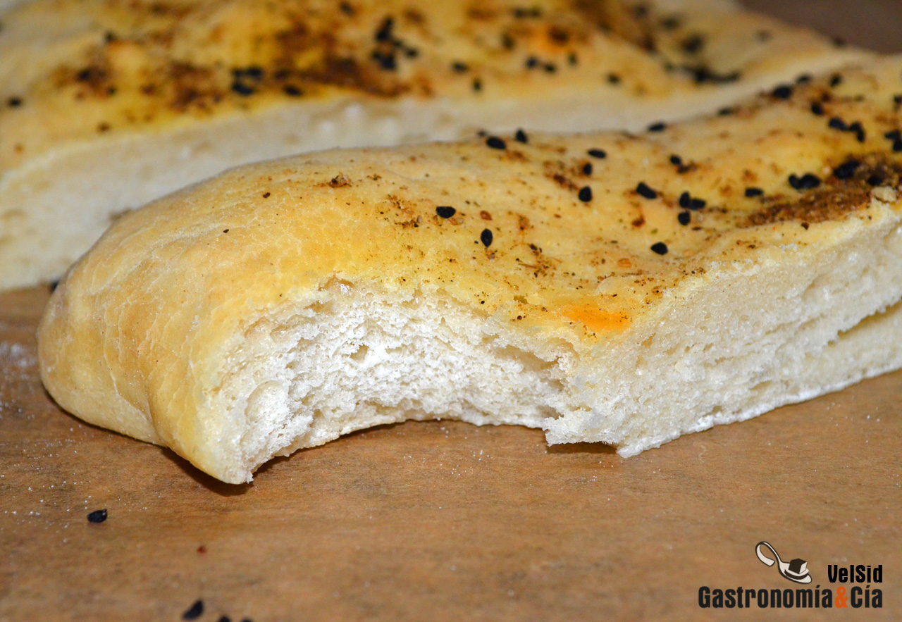 Focaccia con neguilla, orégano e hinojo
