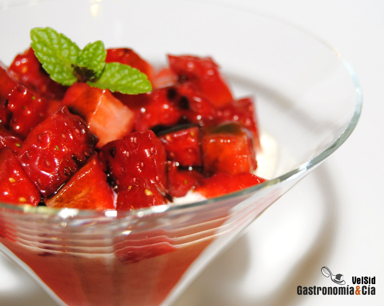 Fresones con queso cottage y balsámico de chocolate