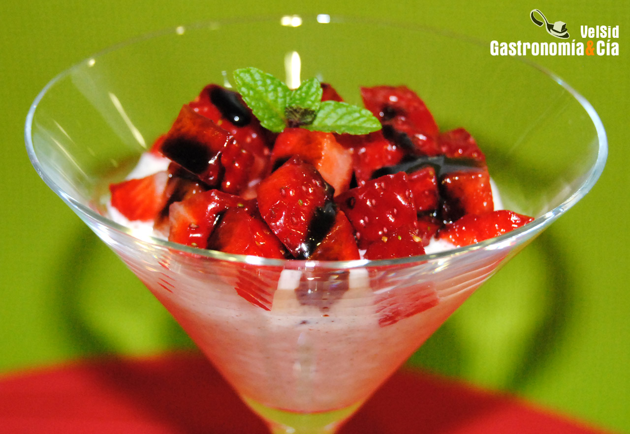 Fresones con queso cottage y balsámico de chocolate