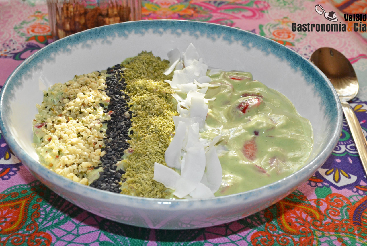 Fresas maceradas con yogur y té matcha