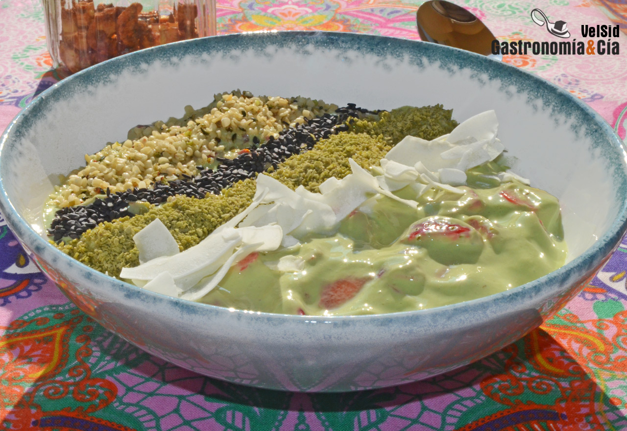 Fresas maceradas con yogur y té matcha