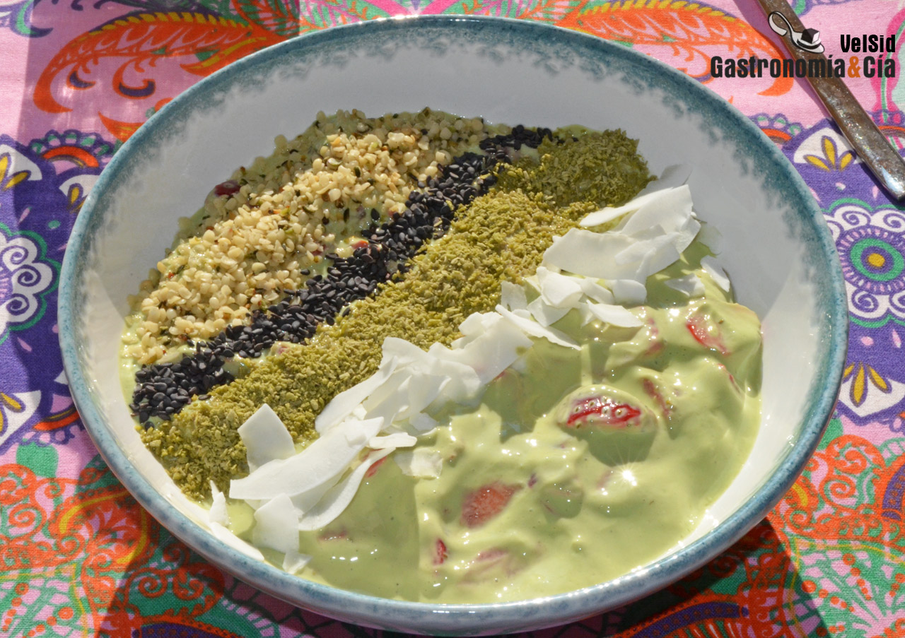 Fresas maceradas con yogur y té matcha