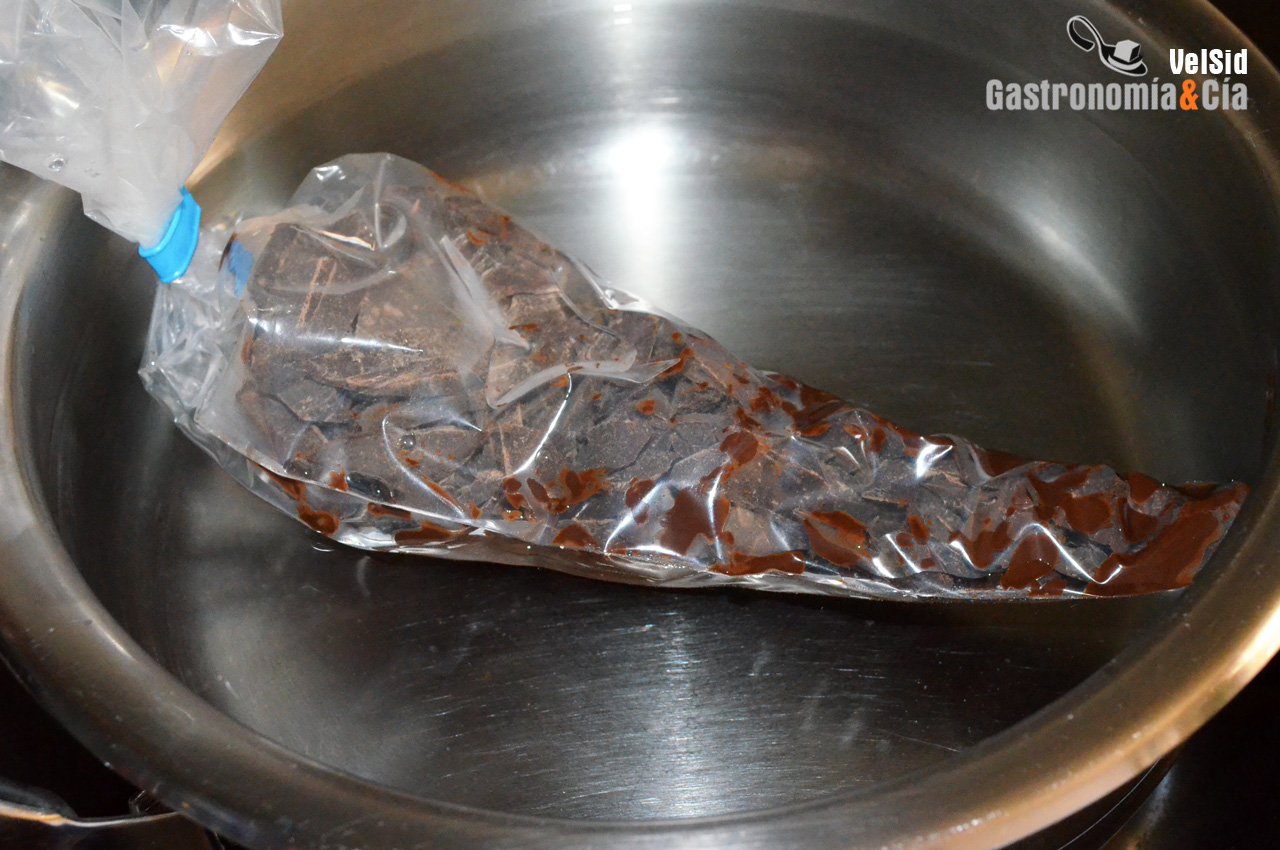 Fundir chocolate en la manga pastelera