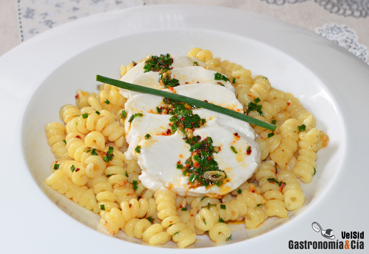 Receta de fusilli con mozzarella vegana y aceite de jen