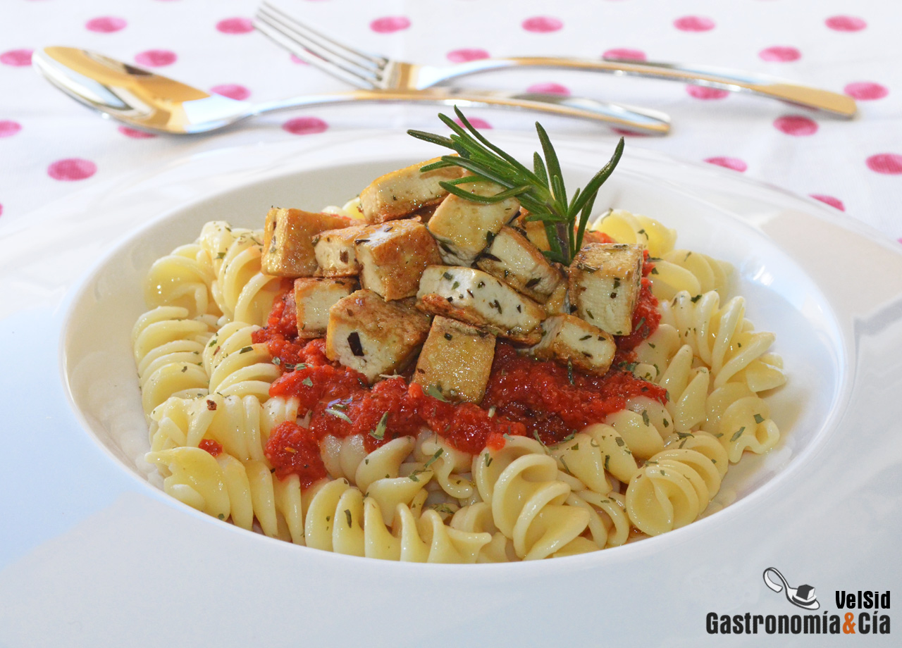 Fusilli con tomate y tofu al romero