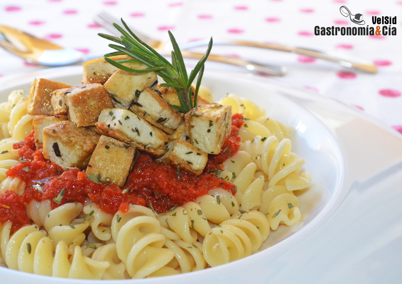Fusilli con tomate y tofu al romero