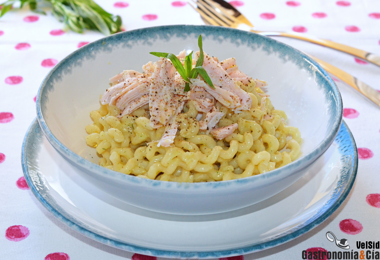 Fusilli lunghi con pollo asado y salsa cremosa de estra