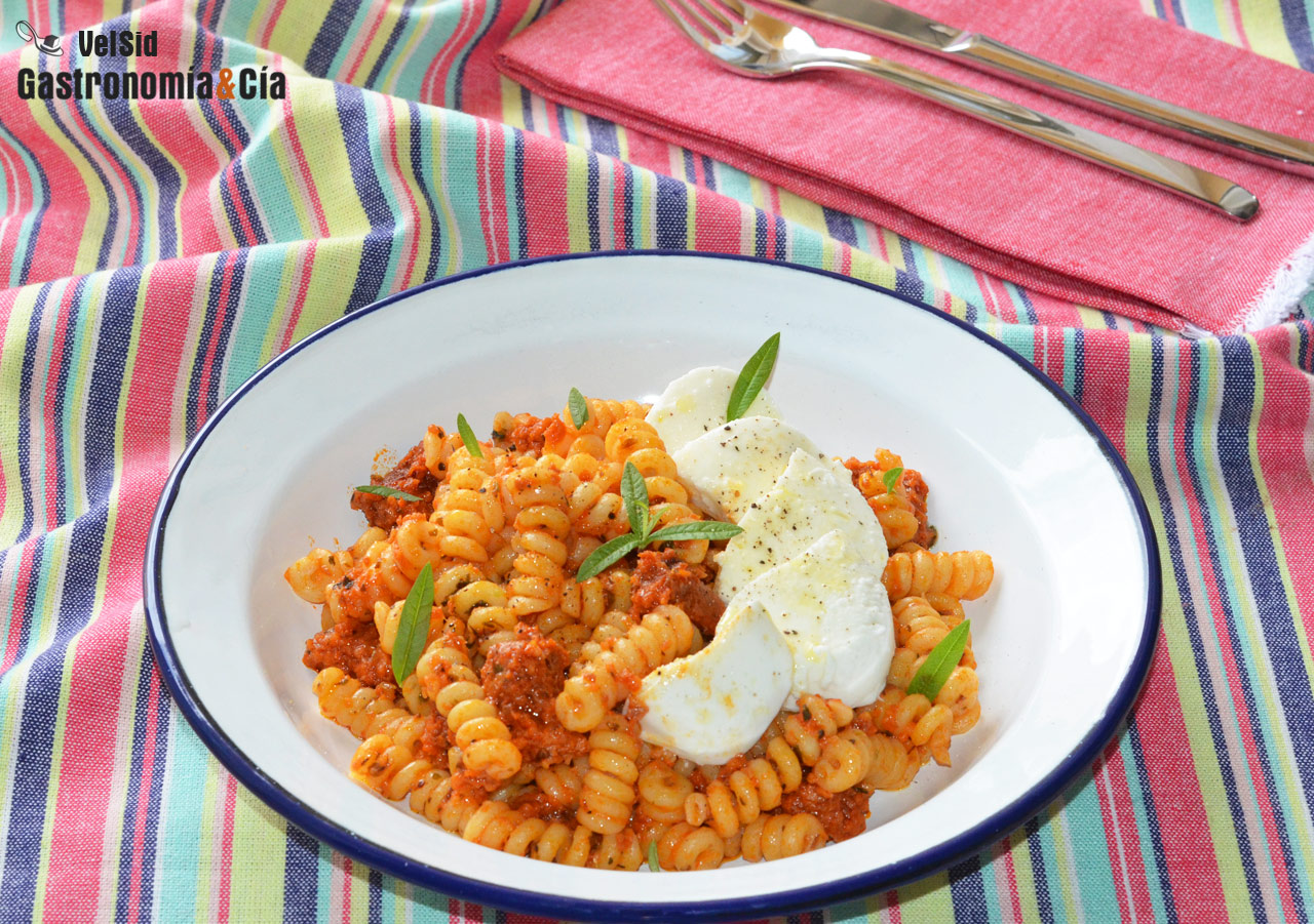 Fusilli con sobrasada y mozzarella fresca