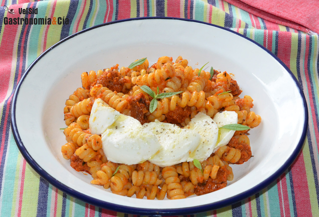Fusilli con sobrasada y mozzarella fresca