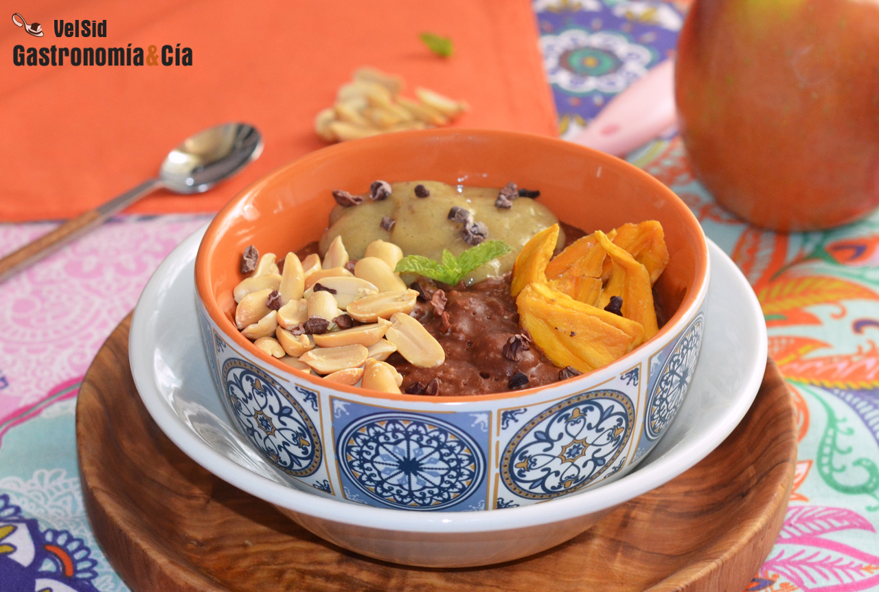 Gachas de avena al cacao con plátano y cacahuetes