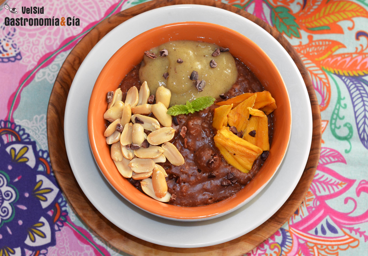 Gachas de avena al cacao con plátano y cacahuetes