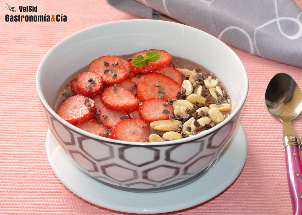 Gachas de avena con chocolate, fresas y cacahuetes