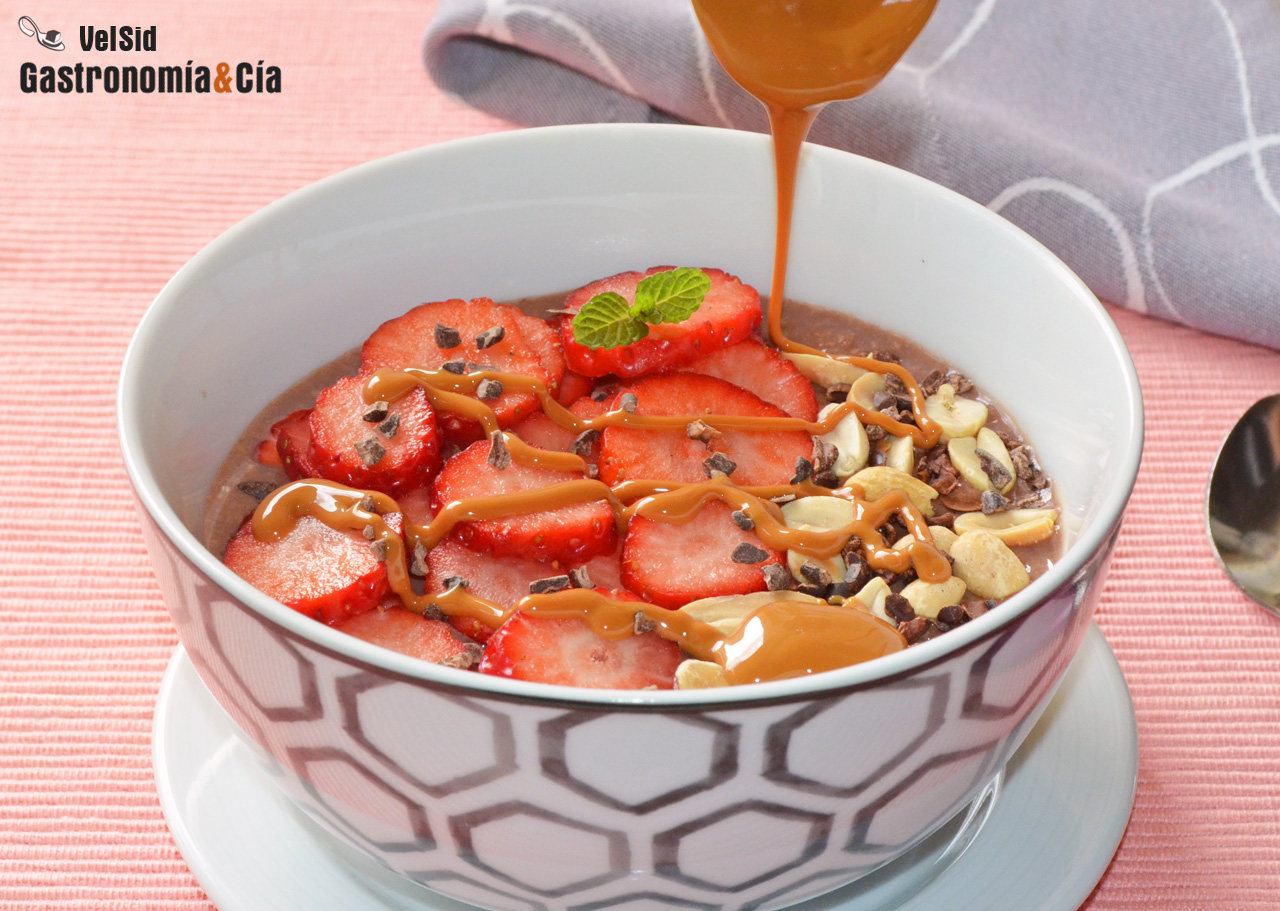 Gachas de avena con chocolate, fresas y cacahuetes