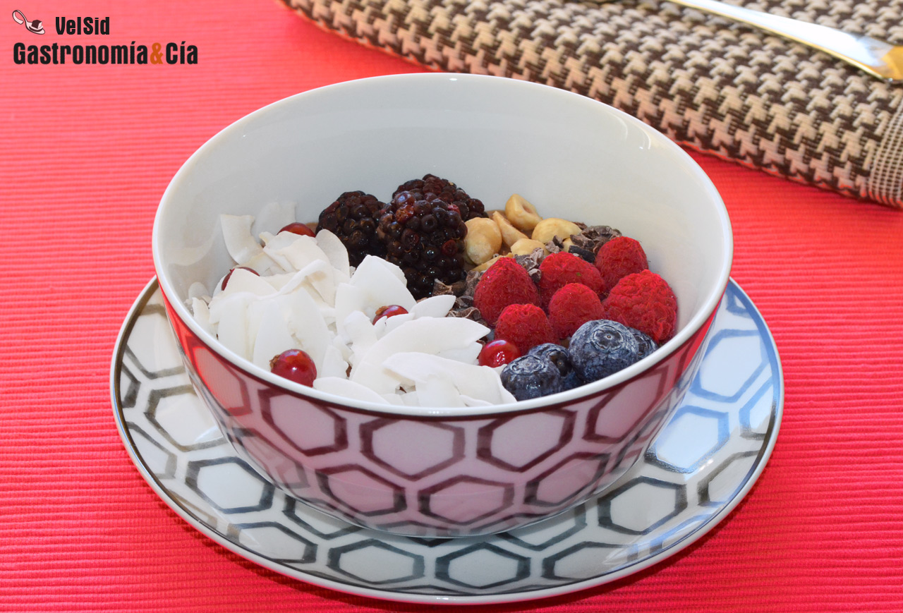 Gachas de avena con chocolate y chips de coco