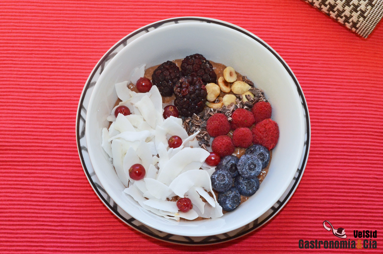Gachas de avena con chocolate y chips de coco