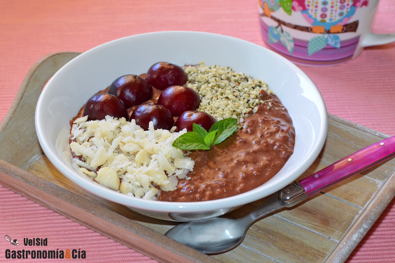 Gachas de avena con chocolate, picotas y nueces de maca