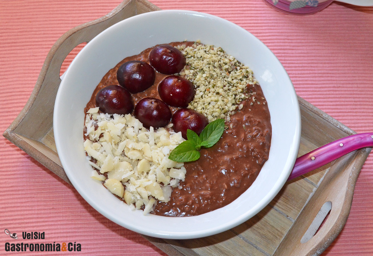 Gachas de avena con chocolate, picotas y nueces de maca