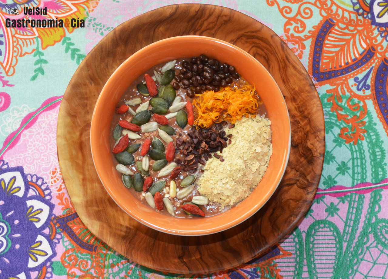 Porridge de chocolate y naranja con semillas