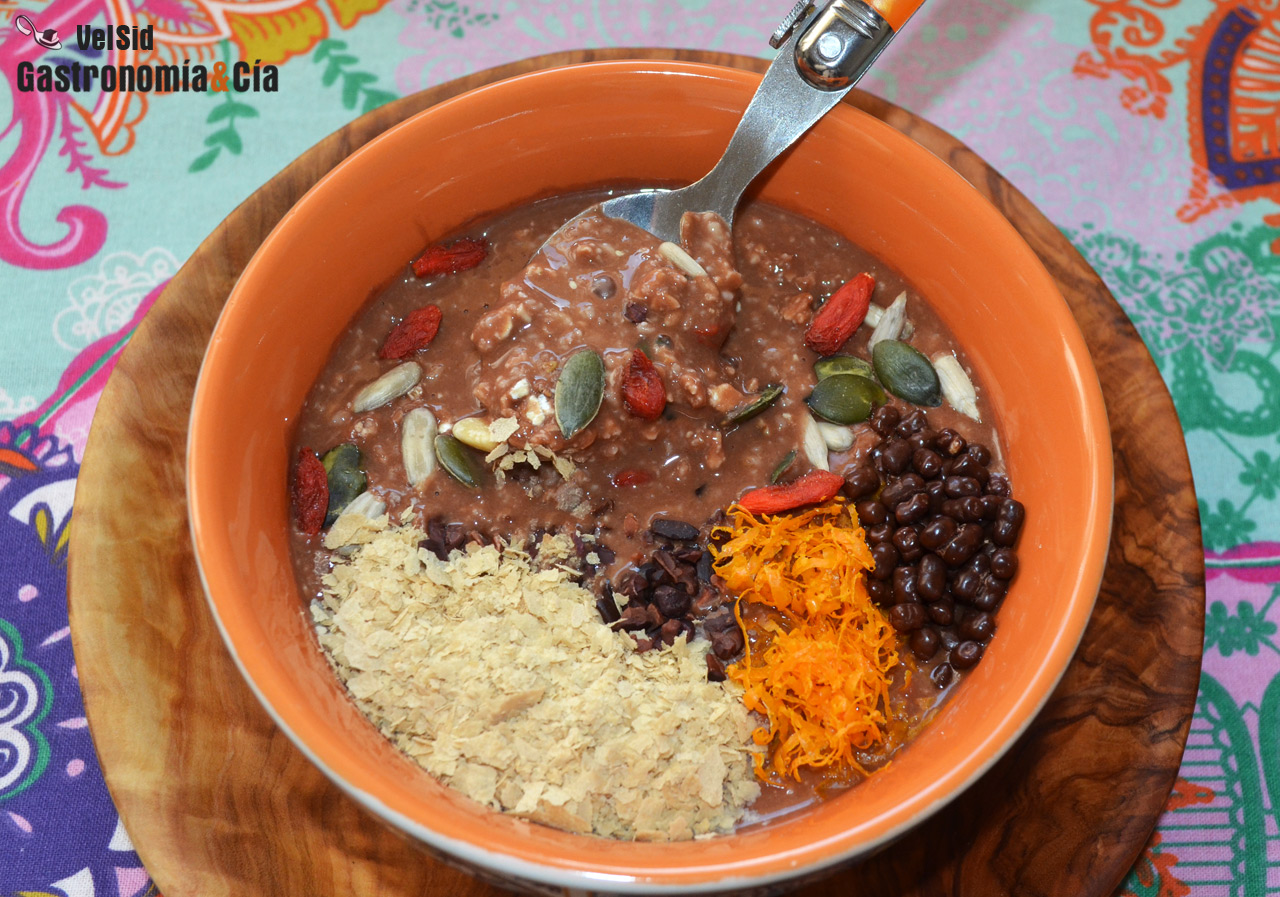 Porridge de chocolate y naranja con semillas