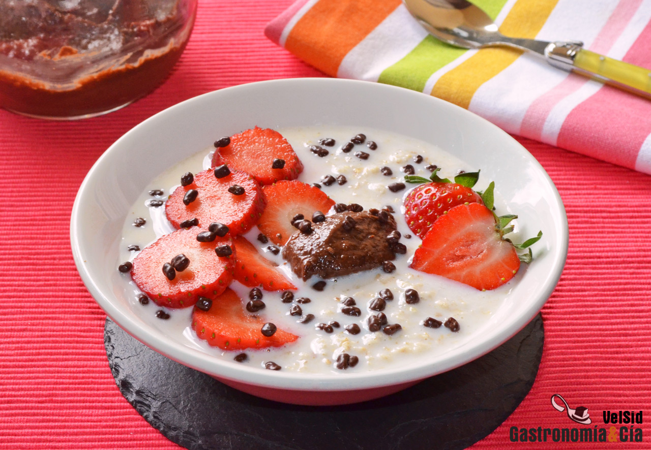 Gachas de avena con fresas y tartinade de chocolate, pl