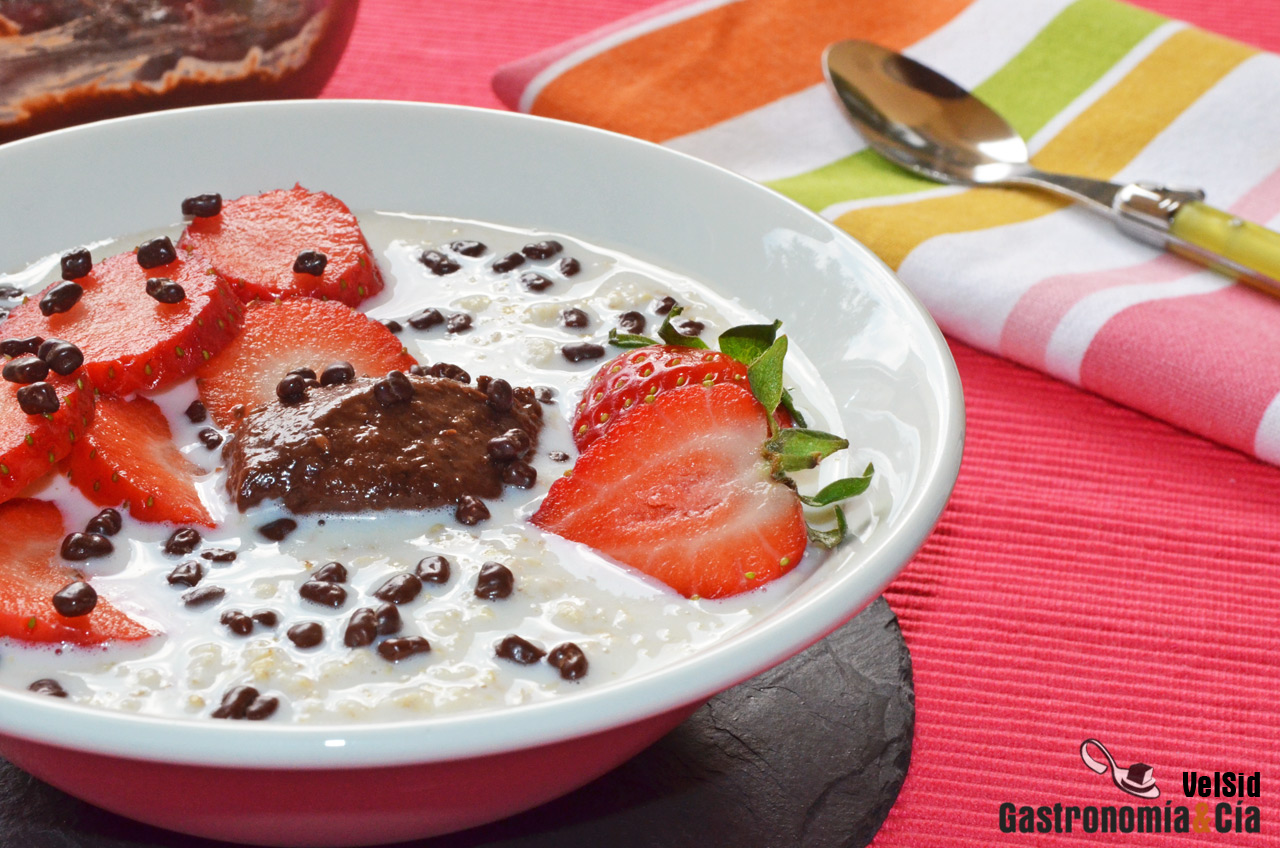 Gachas de avena con fresas y tartinade de chocolate, pl