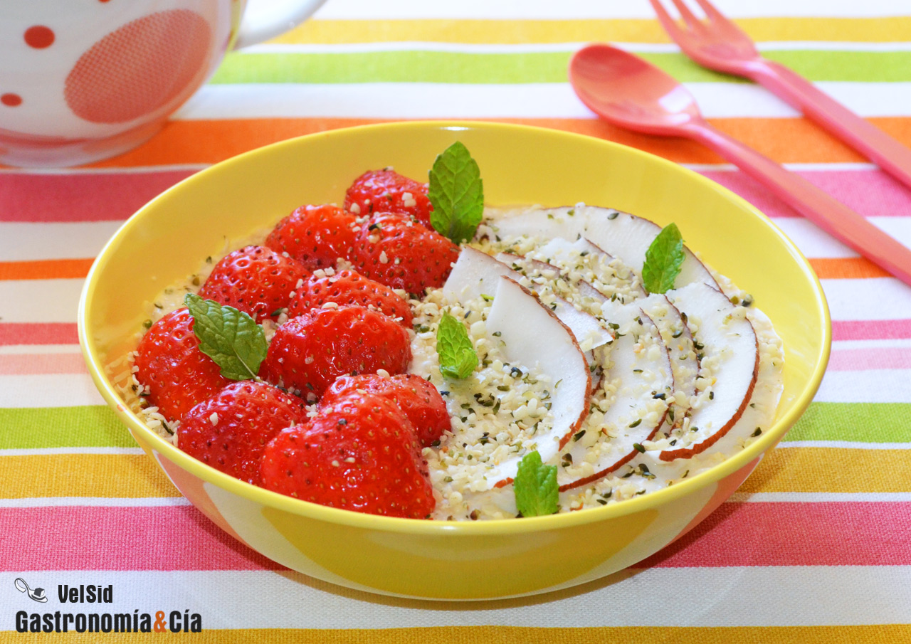 Gachas de avena con fresas, coco y semillas de cáñamo