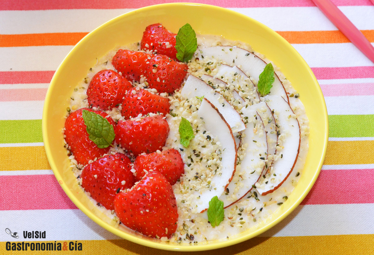 Gachas de avena con fresas, coco y semillas de cáñamo
