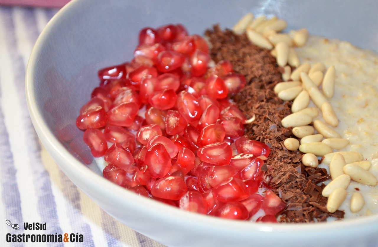 Gachas de avena con granada, chocolate y piñones