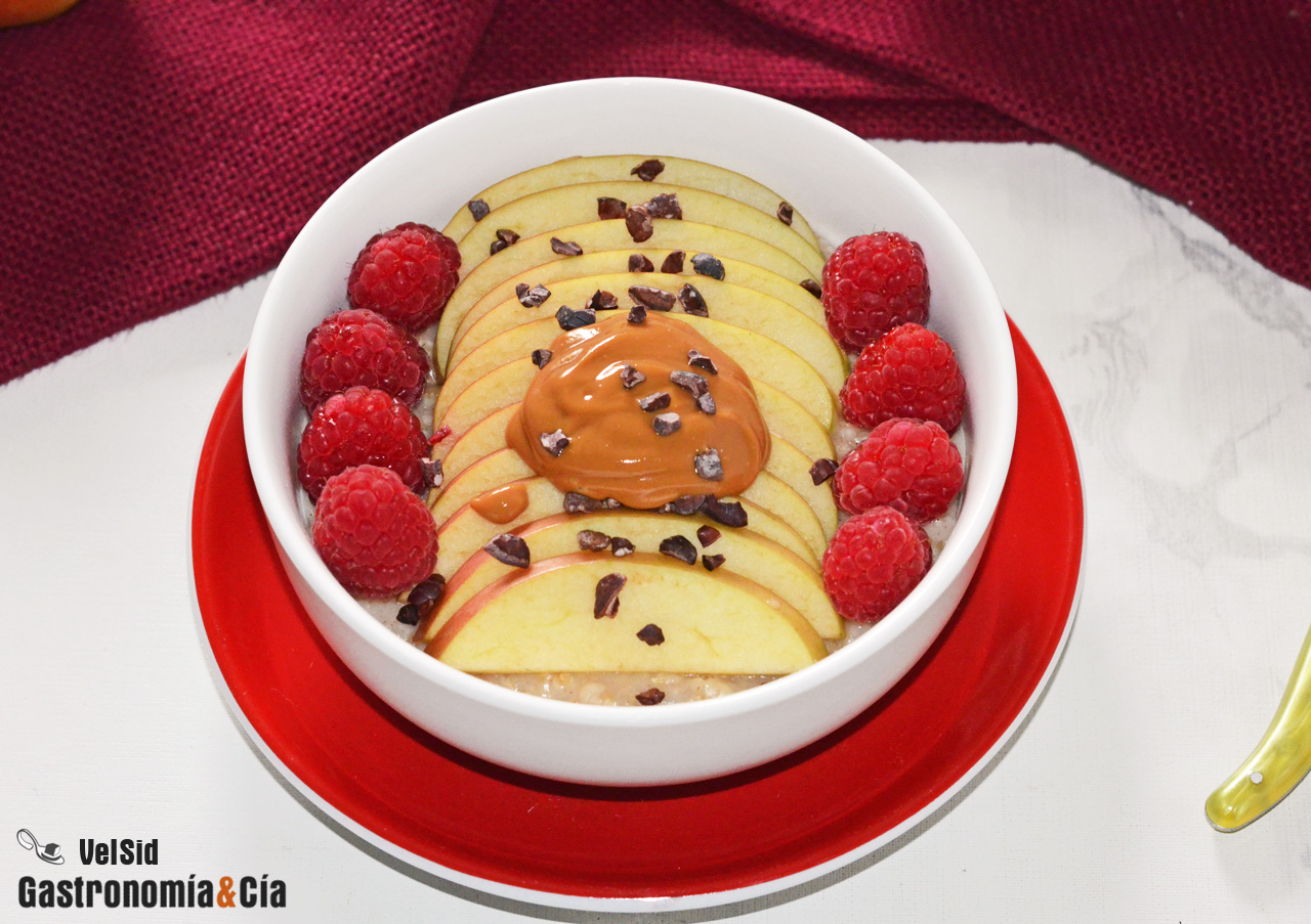 Gachas de avena con jengibre fresco, manzana y manteca 