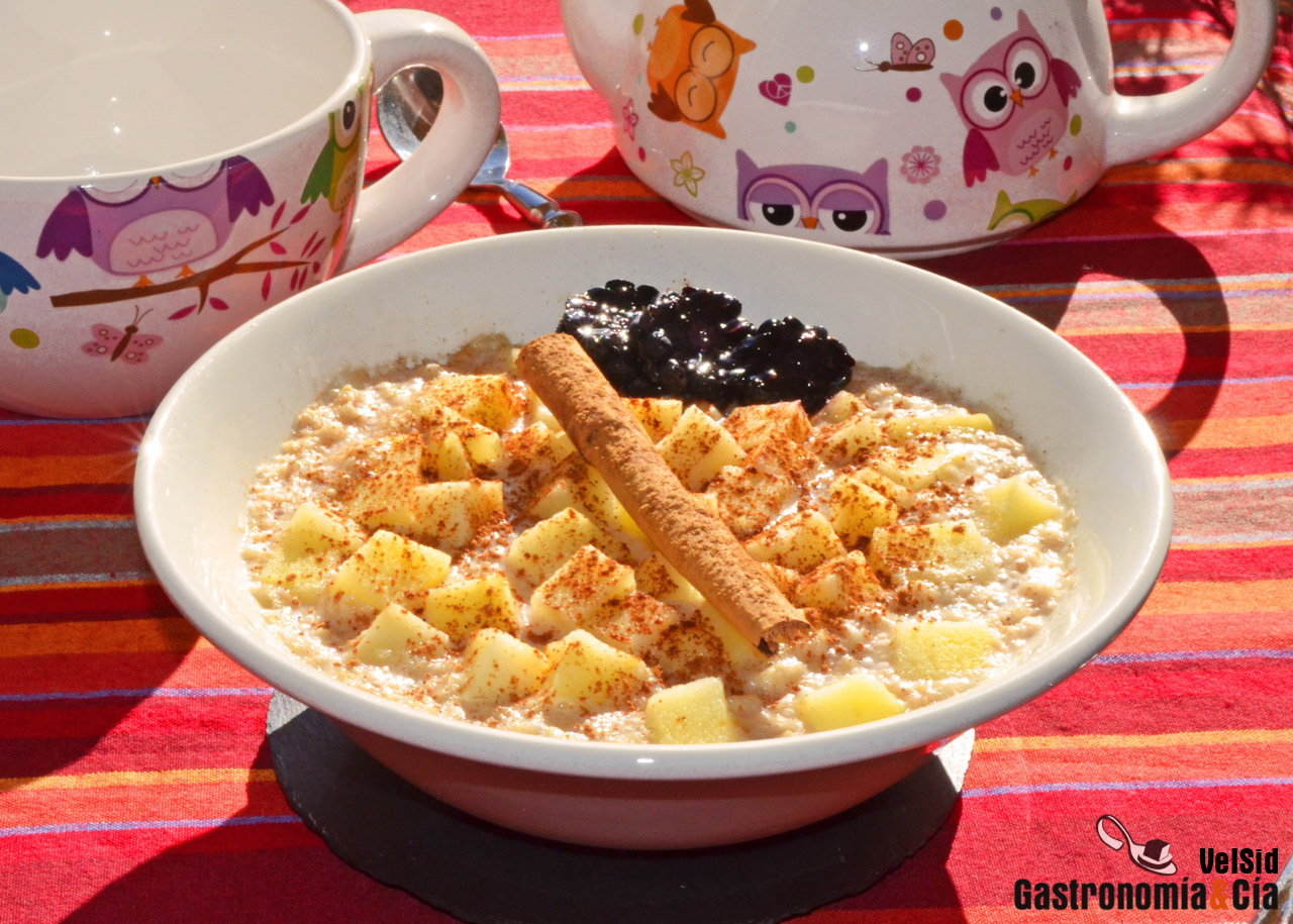 Gachas de avena con canela y manzana caliente