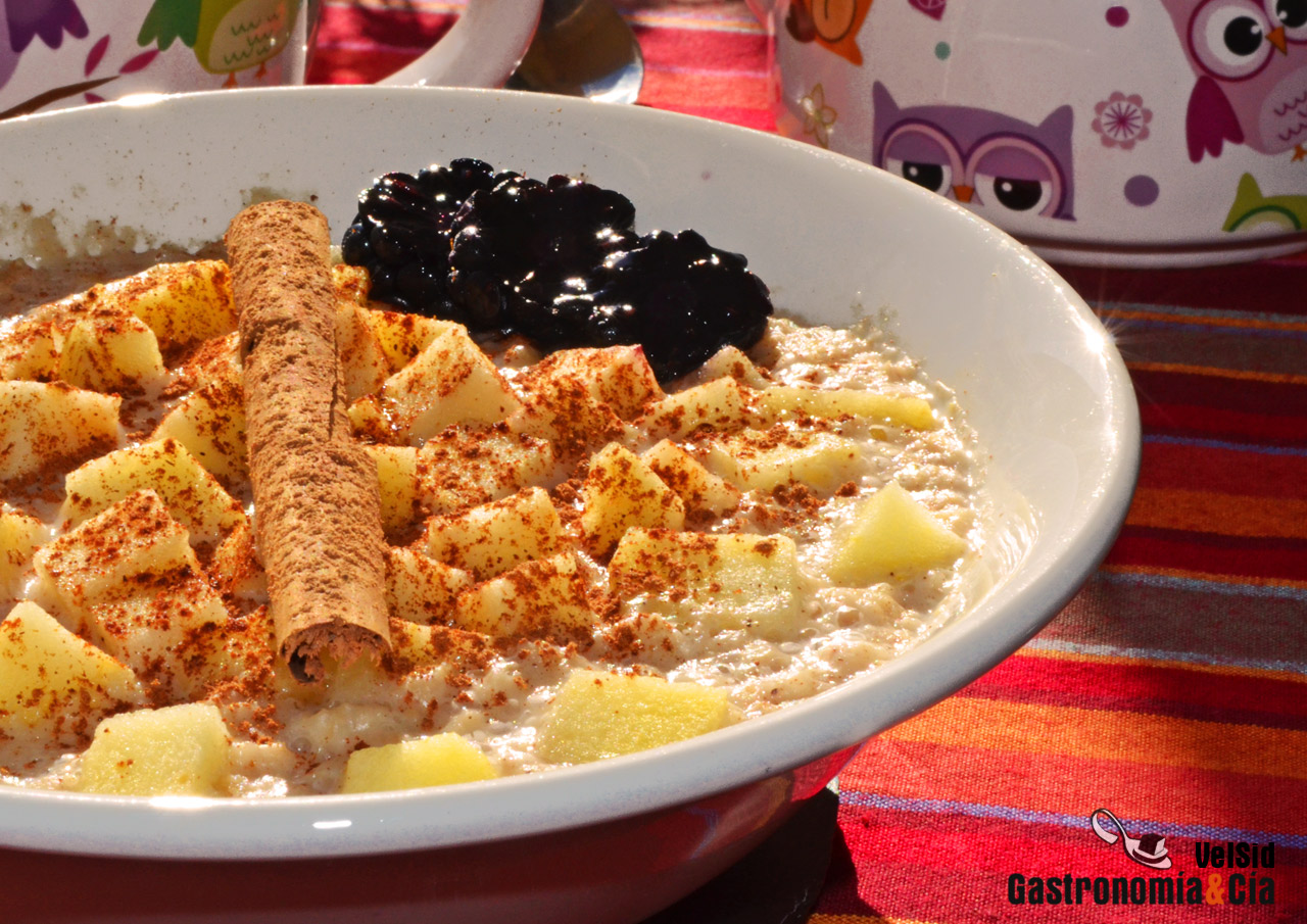 Gachas de avena con canela y manzana caliente
