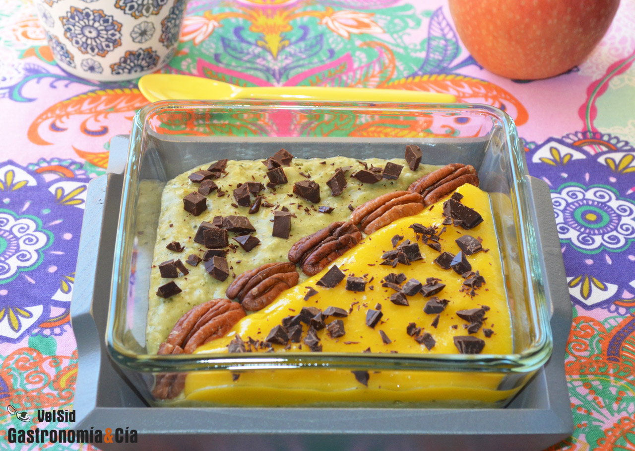 Gachas de avena con té matcha, mango y chocolate
