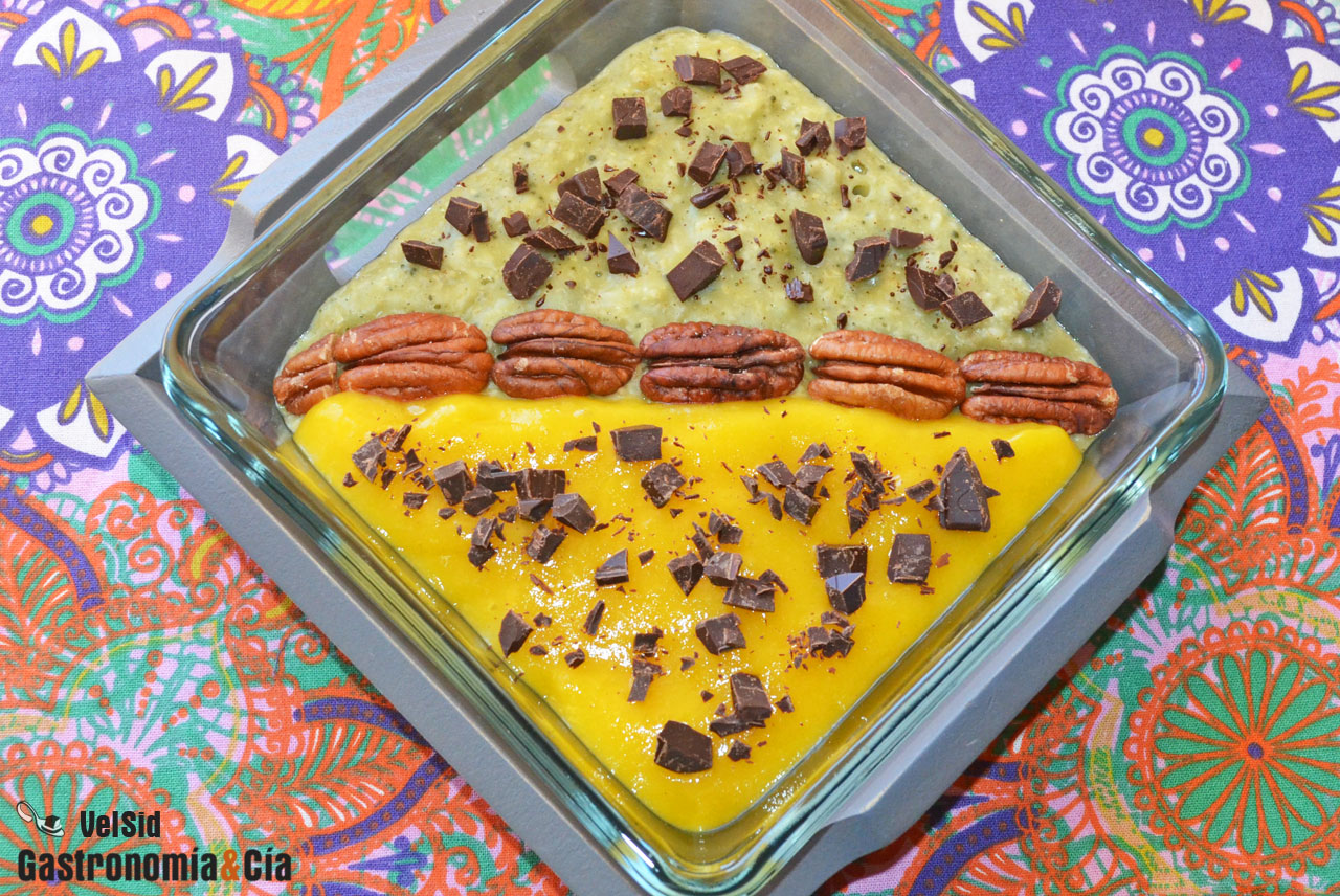 Gachas de avena con té matcha, mango y chocolate