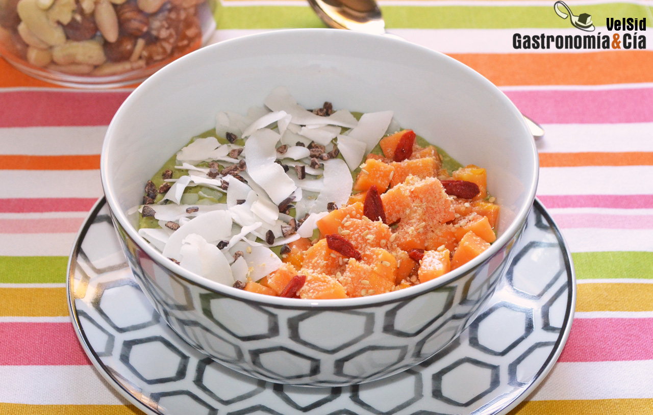 Gachas de avena con té matcha, papaya y coco