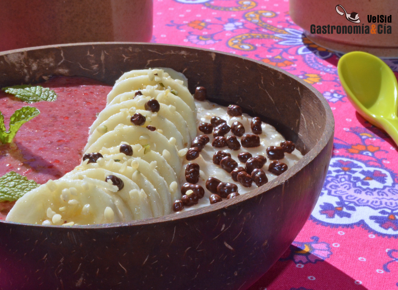 Porridge con plátano y mermelada de fresa con semillas