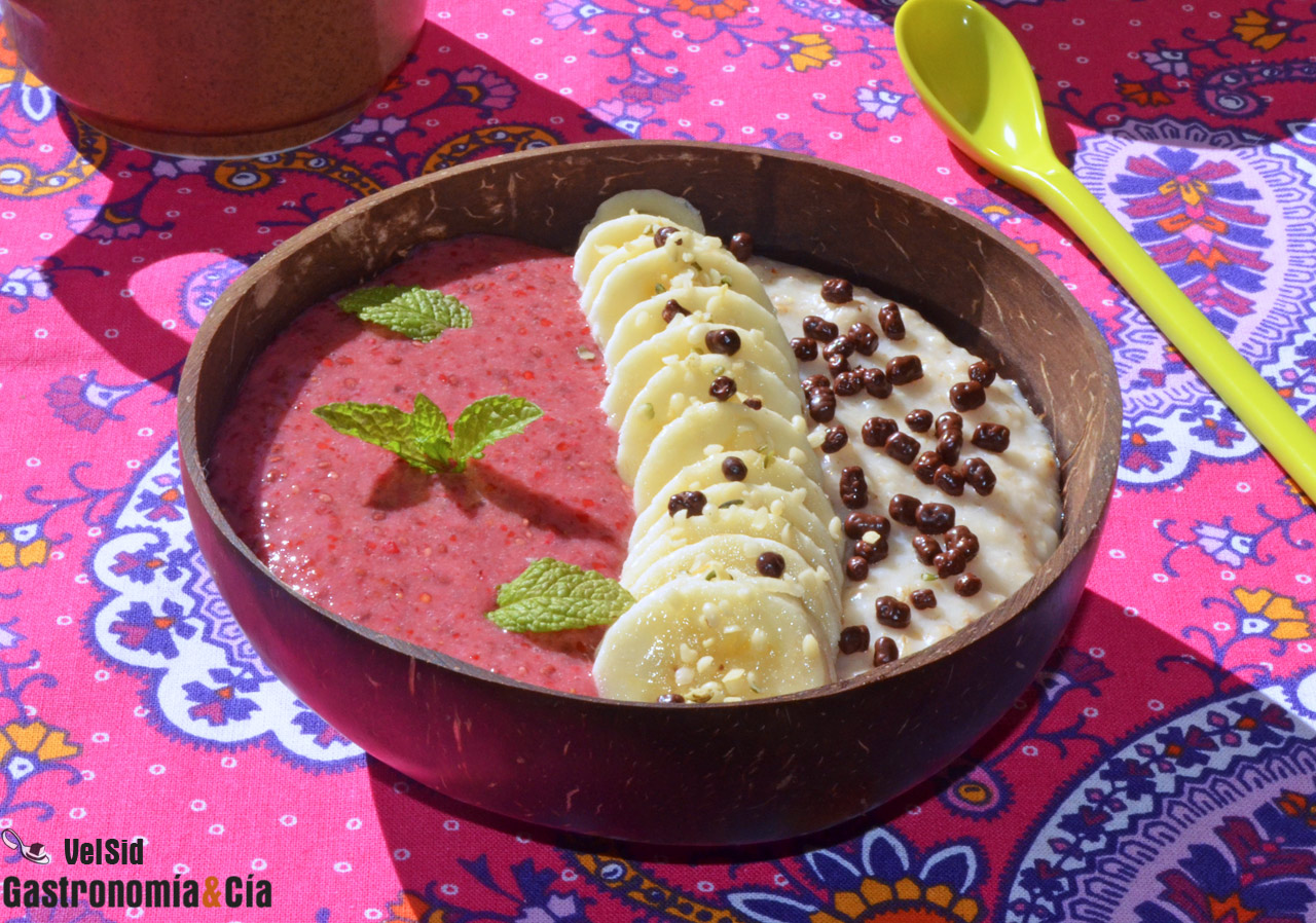 Porridge con plátano y mermelada de fresa con semillas