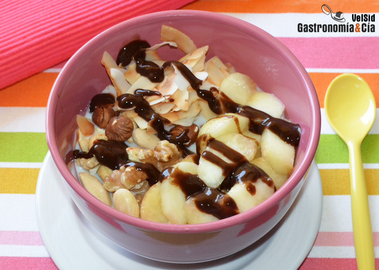 Gachas de avena con paraguayo y chips de coco