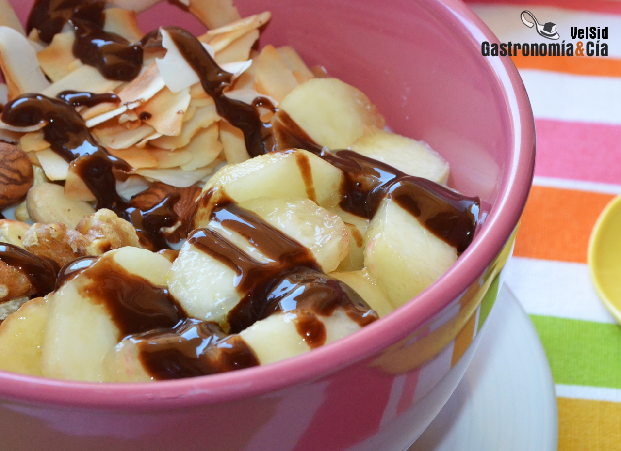 Gachas de avena con paraguayo y chips de coco