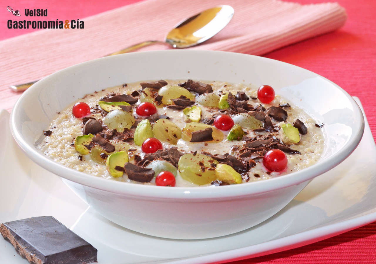 Gachas de avena con uvas y chocolate