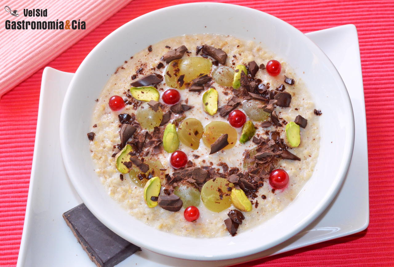 Gachas de avena con uvas y chocolate