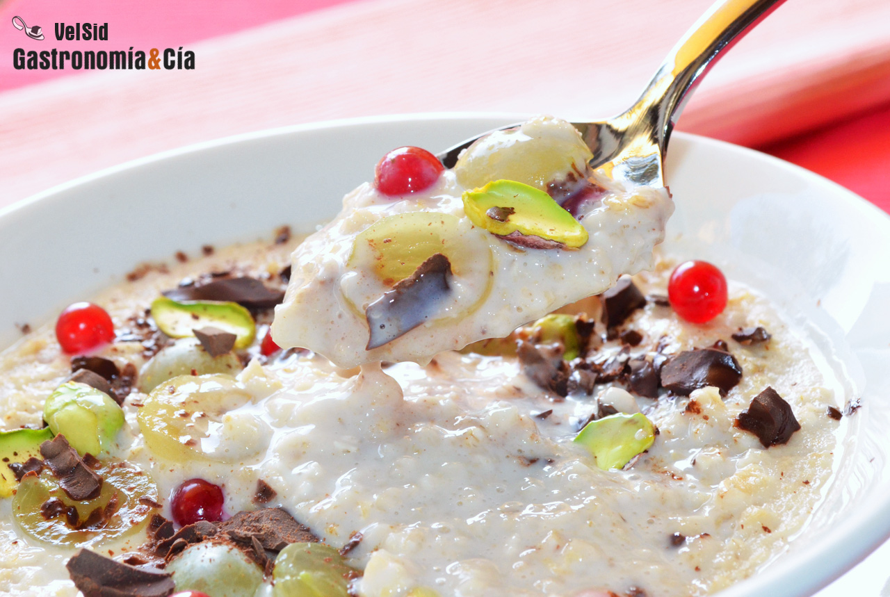 Gachas de avena con uvas y chocolate