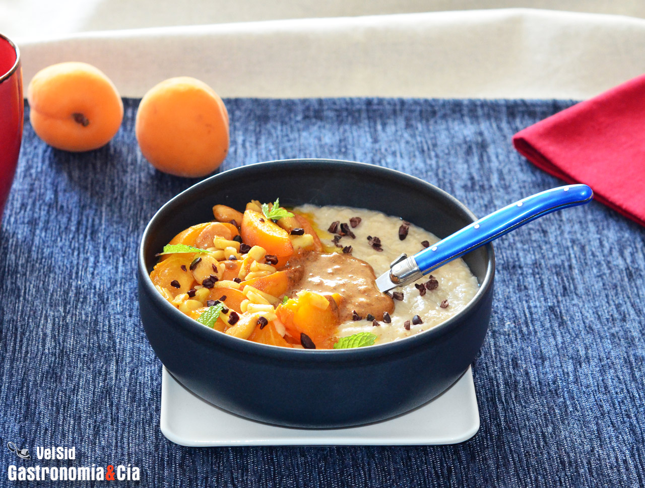 Porridge con albaricoques y almendras
