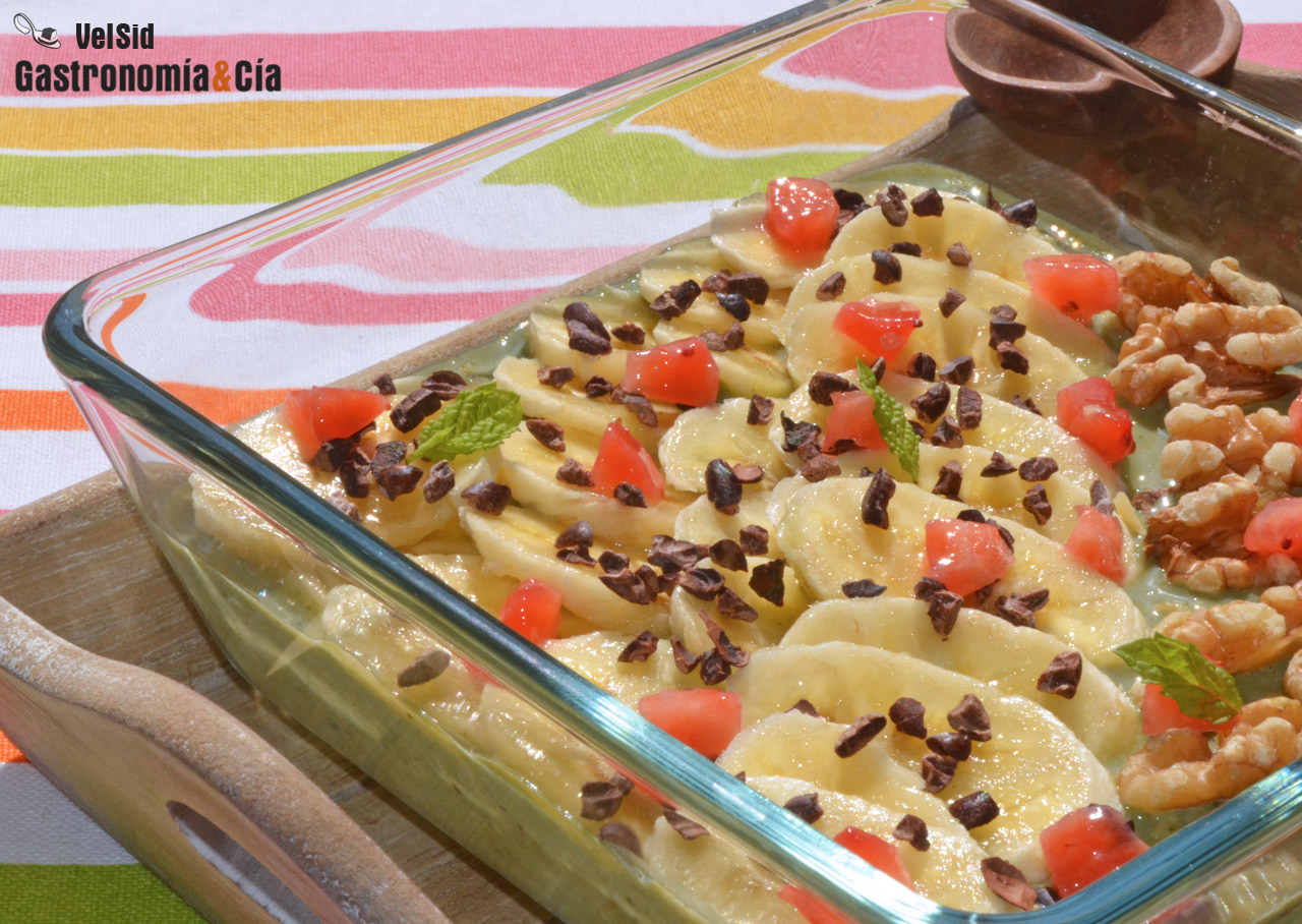 Gachas de avena frías con té matcha, plátano y nueces