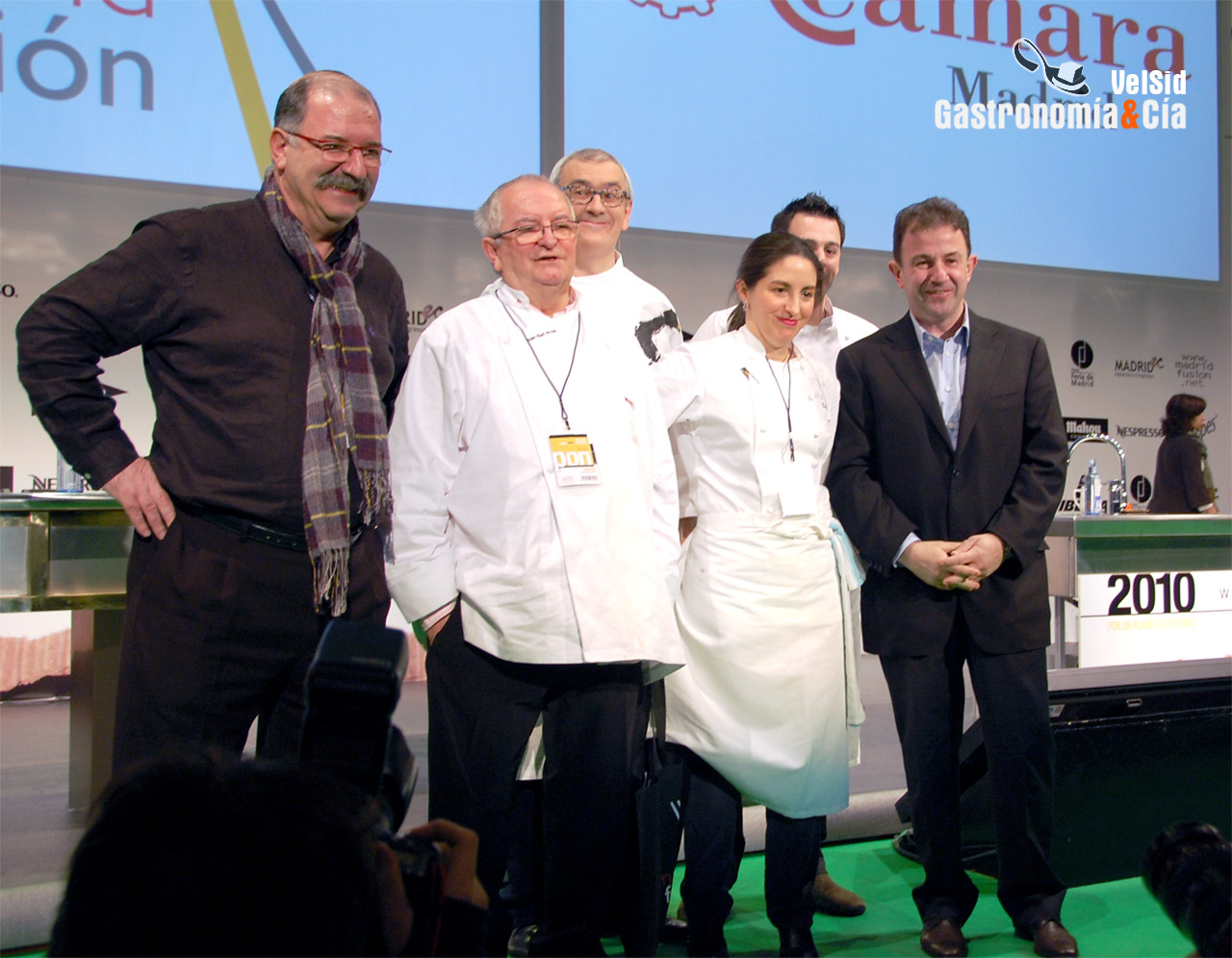 Cocineros y presentador sobre el escenario