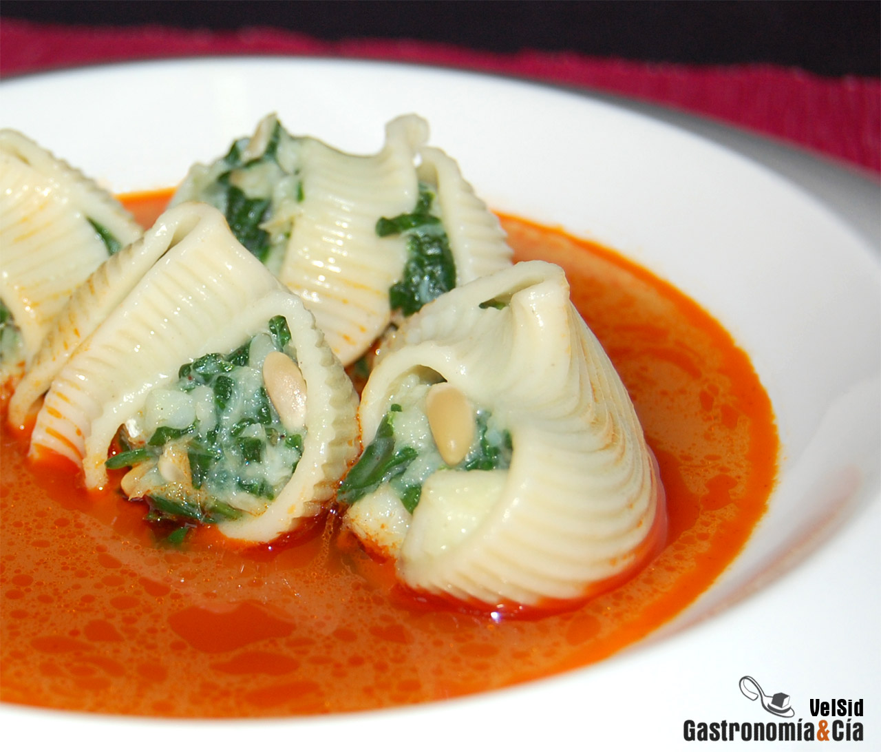 Galets rellenos de espinacas y bacalao con caldo de ajo