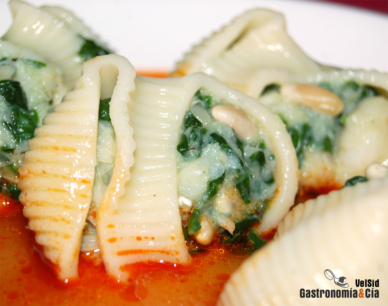 Galets rellenos de espinacas y bacalao con caldo de ajo